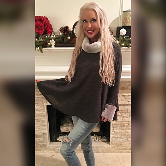 🛍LAST 1! 💕Waffle Knit Faux Fur Detail Tunic - Picture 2 of 7